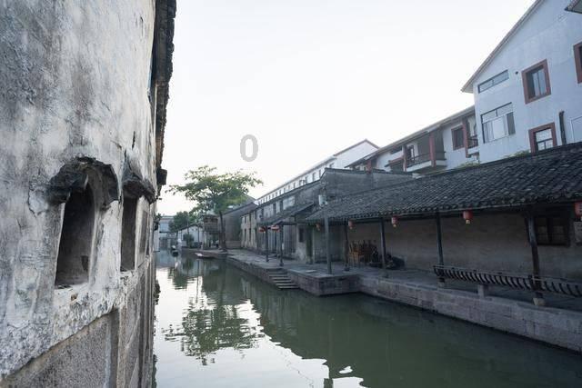 跑进西湖群山 画出“中国龙”